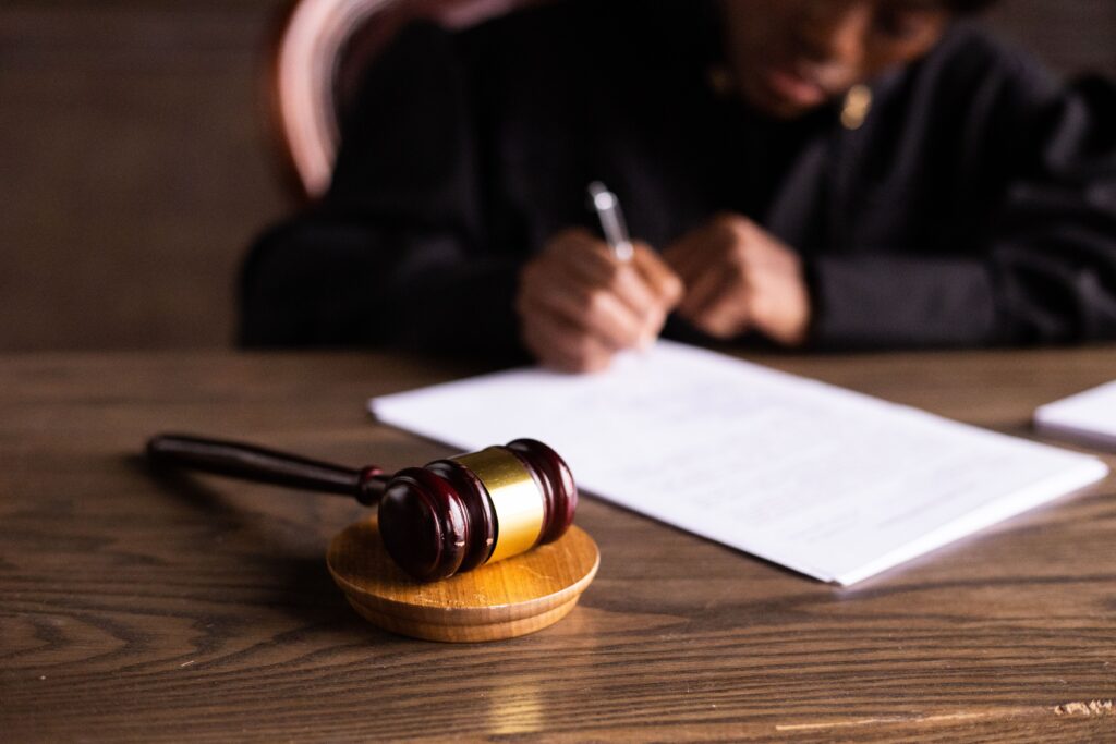 judge grannting cancellation of removal / juez decidiendo cancelación de remoción
