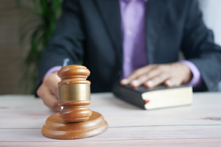 How Long After a Conviction Can You Apply for Citizenship? / ¿Cuánto Esperar Tras una Condena Para la Naturalización?