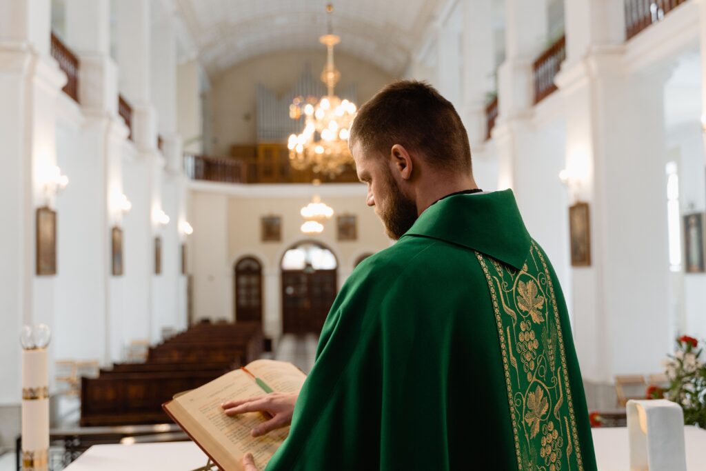 ¿Qué Es la Visa R-1 y Cómo Pueden los Trabajadores Religiosos Venir a Trabajar a una Iglesia u Organización en EE. UU.? 2 r 1 visa gwp
